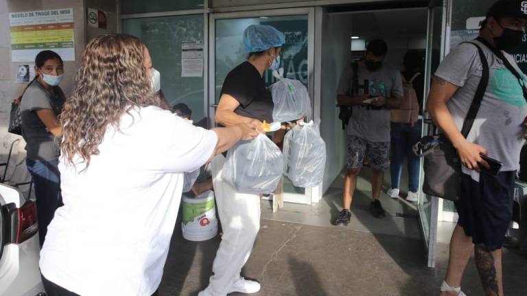 Asociación civil reconoce labor de médicos y les lleva 100 charolas de comida al hospital del IMSS en Mazatlán