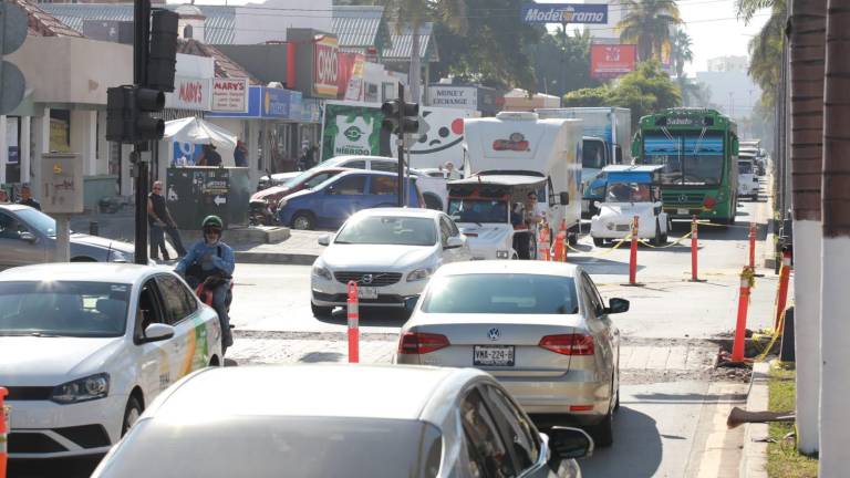 Las obras en la zona donde estaban los pasos peatonales elevados en la zona hotelera de Mazatlán congestionan la circulación vial.