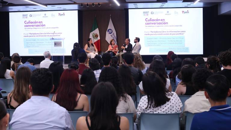 Panel sobre el periodismo y su importancia en el fortalecimiento de la sociedad civil en México.