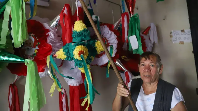 A pesar de la violencia y los cambios sociales, su taller sigue alegrando fiestas todo el año.