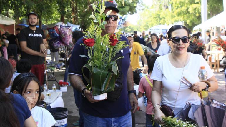 Durante la celebración del Día de Muertos, en Culiacán se estima que acudieron a los panteones municipales 85 mil personas.