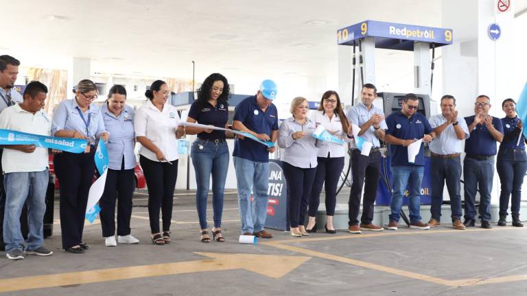 Corte de listón de la primera campaña Junio Azul, de RedPetroil, que consiste en prevención y detección oportuna contra el cáncer.