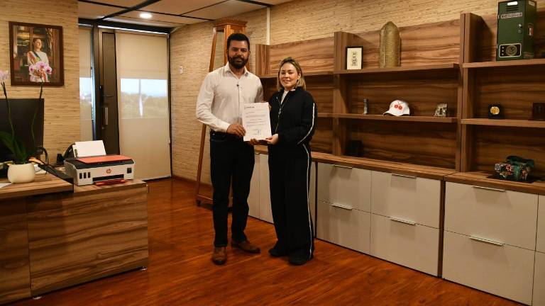 Yeraldine Bonilla Valverde entrega el nombramiento a Octavio Bastidas Manjarrez.