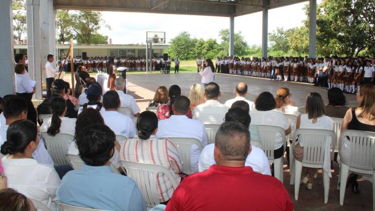 Inicio oficial del ciclo escolar en Rosario en el plantel de Conalep.