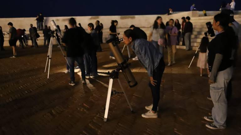 Familias y jóvenes participaron en actividades y observaciones con telescopios durante La Noche de las Estrellas en Mazatlán.