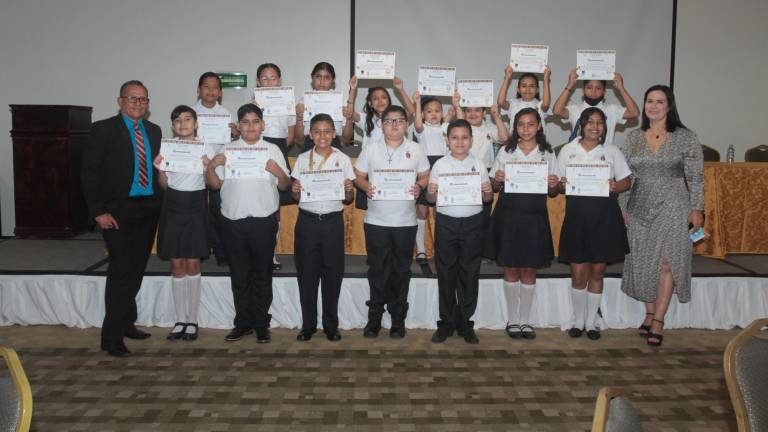 Alumnos de diferentes escuelas de la Zona 045 de Educación Básica de Mazatlán recibieron diplomas al Mérito Deportivo, Cultural, Social y Altruismo 2022. Aquí junto a José Juan Rendón y Francisca Osuna..