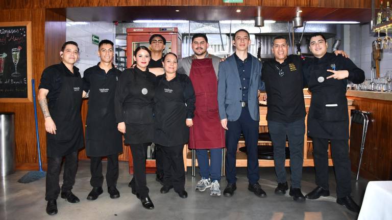 El Chef Ignacio Osuna junto a su equipo de trabajo.