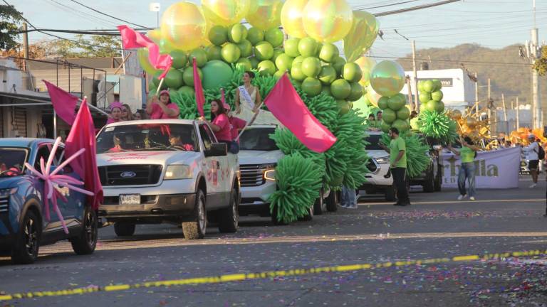 Candidatas y candidatos avanzaron en caravana entre música y comparsas durante la primera manifestación del Carnaval de Mazatlán 2026 “Arriba la Tambora”.