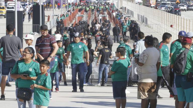 Poco a poco llegan los aficionados de futbol al Kraken, van vestidos de verde para apoyar a México.