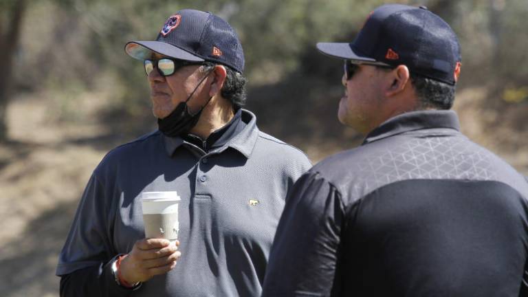 Fernando “Toro” Valenzuela supervisa el entrenamiento de sus Tigres en Mazatlán.