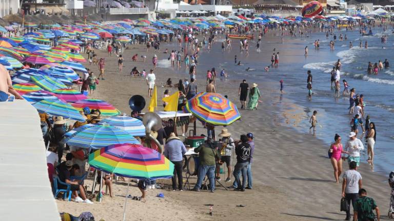 Banda sinaloense tocando en la playa de Mazatlán.