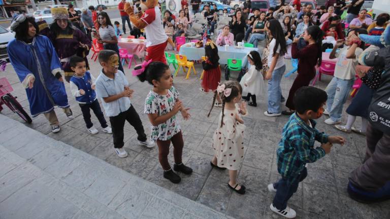 Los niños compartieron alegría, juegos, regalos, rosca y una rebanada de Rin Rin Pizza.