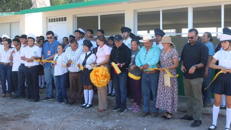 Autoridades y alumnos cortaron el listón inaugural.