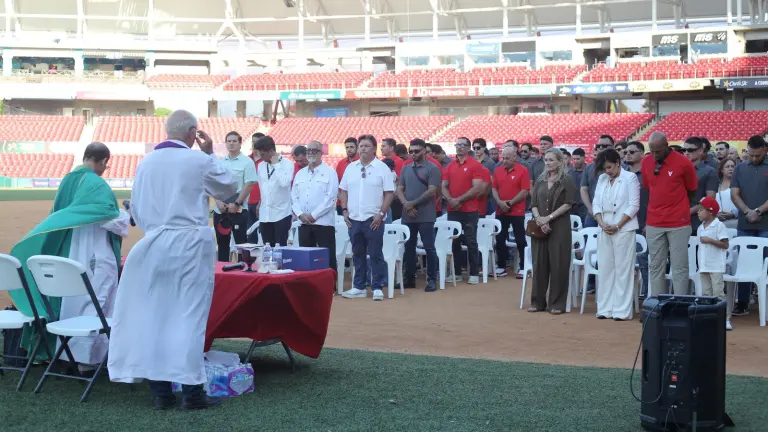 Los peloteros y cuerpo técnico de Venados de Mazatlán, atentos a la misa de acción de gracias.