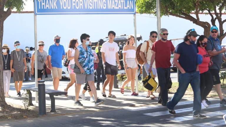 Turistas de los tres cruceros salen de los muelles de la API y se dirigen hacia el Centro de Mazatlán.