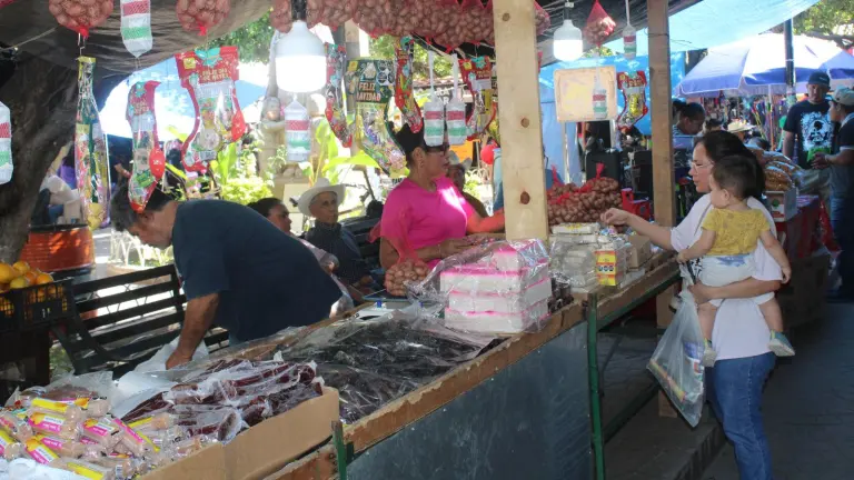 Gilberto Lizárraga destacó que la situación vino a dar un respiro económico para los comerciantes del mercado y alrededores.