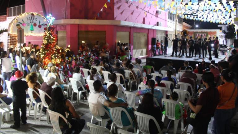 Festival en el barrio 22 de Diciembre, de Rosario, para realizar el tradicional encendido del pino y nacimiento por Navidad.