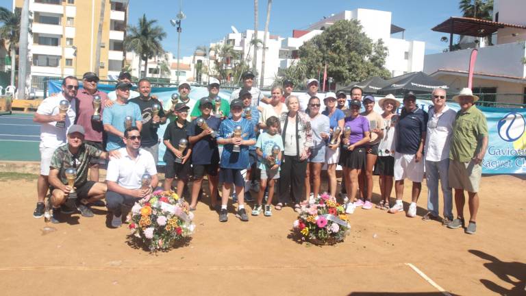 Los ganadores y finalistas del torneo se toman la fotografía del recuerdo junto a los organizadores y patrocinadores de la justa.