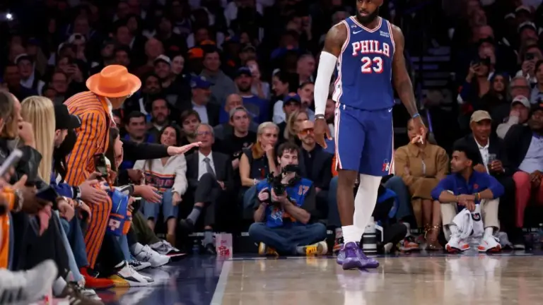 LeBron James inició con éxito su etapa con los Sixers.