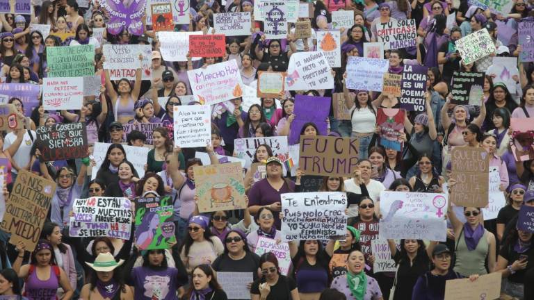Decenas de personas participaron en la Marcha 8M en Mazatlán.