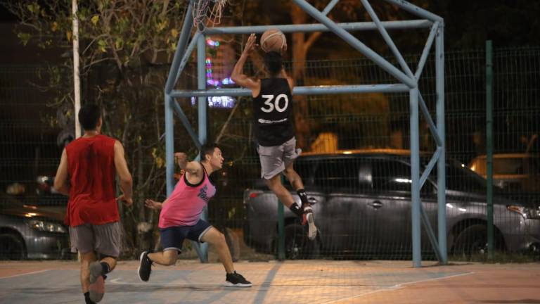 Tak Team pasa una noche difícil en la Liga Burócrata de baloncesto, en Mazatlán