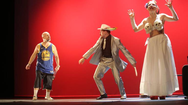 Richard Viqueira, Ángel Luna Richard y Valentina Garibay participan en la obra.