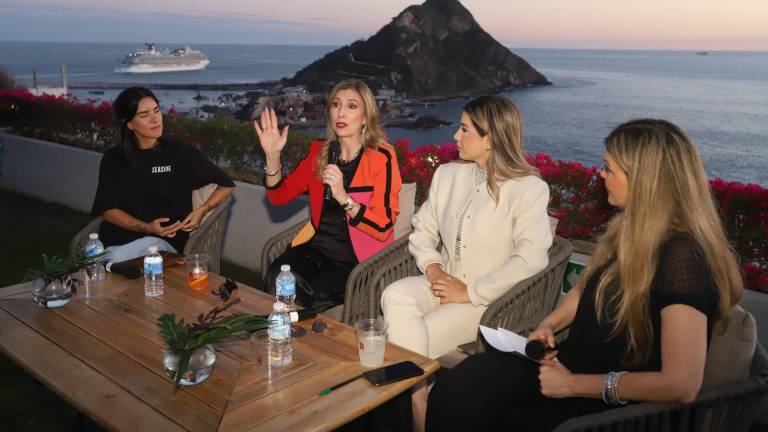 Ana Araujo, Mariana Simental, Jessica Elizalde y Lissy Bernal, durante el conversatorio “Conectando Voces”.
