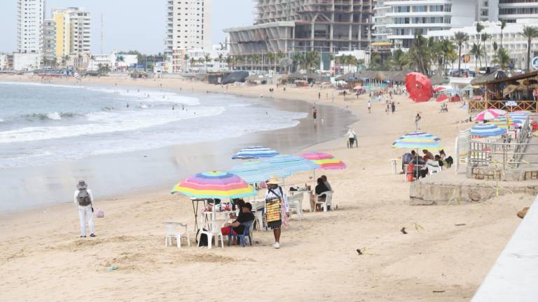 Lugares como las playas, el Faro, Centro Histórico y el malecón recibieron este sábado a visitantes que aprovechan el puente para vacacionar en el puerto.