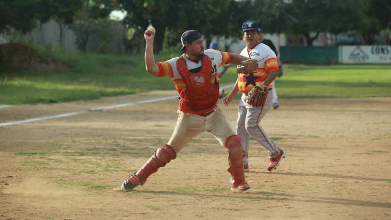 Los jugadores se brindan al máximo en cada jugada, dentro de la Liga de Beisbol Meseros al Bat.