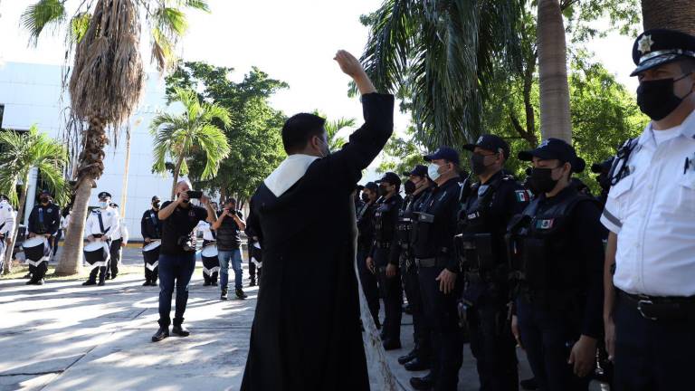 Un sacerdote bendice a los policías en su día.