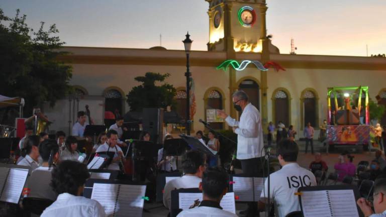 La Banda Sinfónica Juvenil del Isic durante el concierto por los festejos de la fundación de Mocorito.
