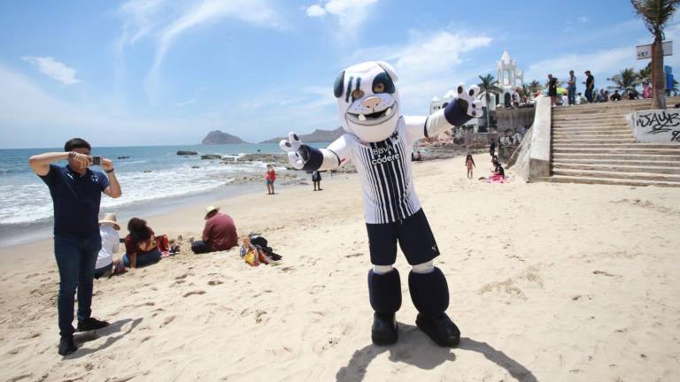 Monty, la mascota oficial de los Rayados, disfruta la playa mazatleca.