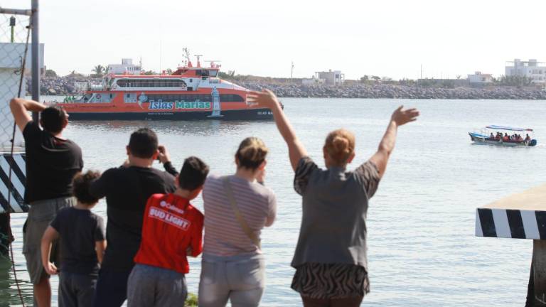 Familias despiden a sus viajeros que van a bordo de la embarcación Islas Marías I, en La Puntilla.