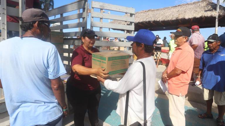 Pescadores de Playa Norte reciben despensas de parte del Gobierno de Mazatlán.