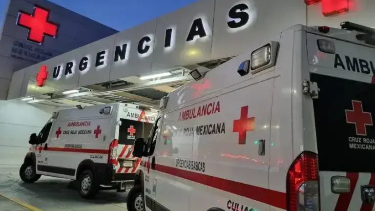 El menor fue auxiliado después de caer a una alberca en una privada ubicada al sur de Culiacán.