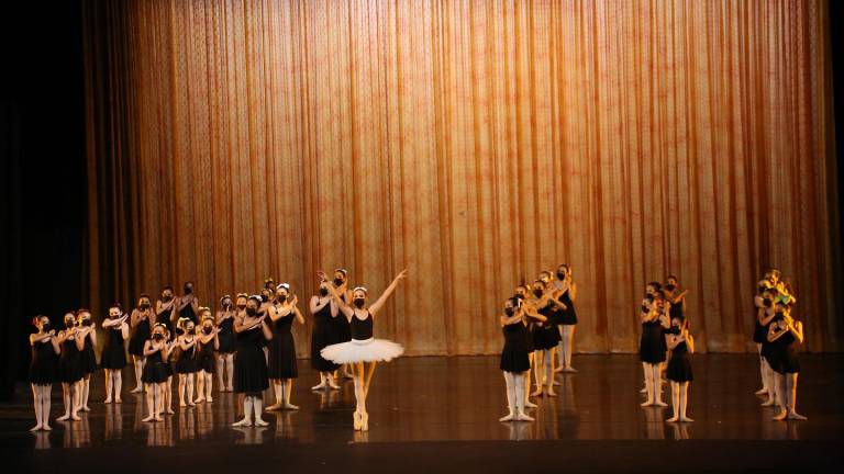 Las alumnas del Proyecto Integral de Ballet derrochan talento.