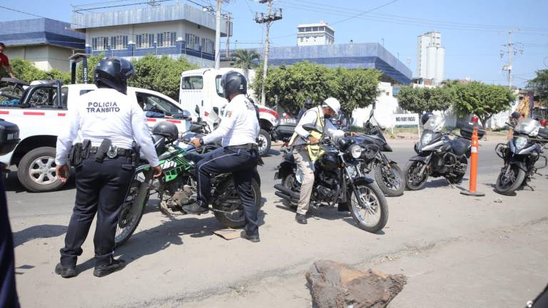 Personas afectadas dieron a conocer que personal de dicha corporación implementó un operativo en esa sindicatura para revisar a los motociclistas.