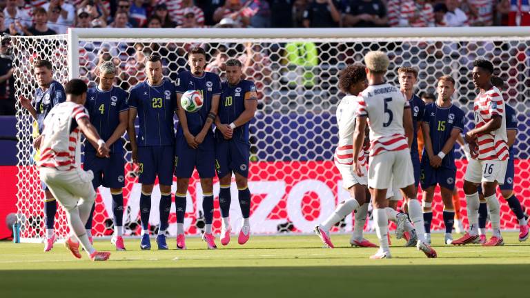 El USMNT jugará los octavos ante Bélgica pese a terminar el partido con un hombre menos.