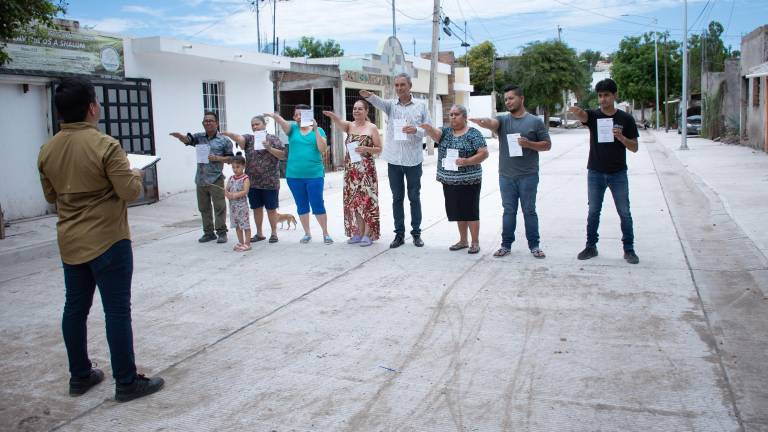 Los colonos se integraron formalmente para vigilar el avance de la pavimentación que actualmente se realiza en su zona.