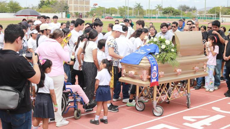 Familiares, amigos y personas del CRIT Sinaloa acompañaron a José Trinidad en su despedida.