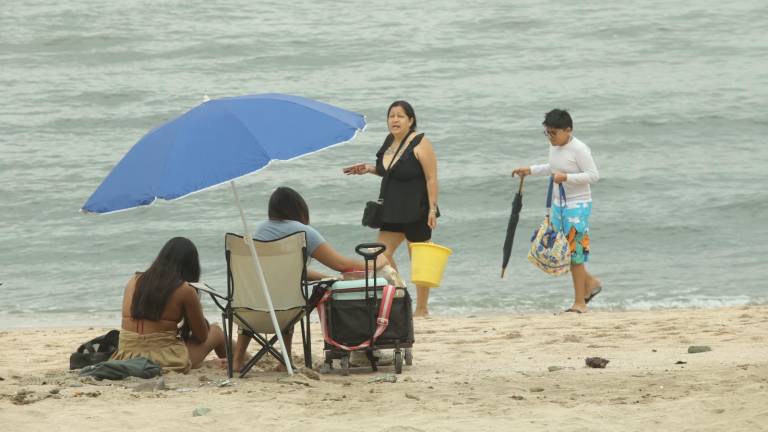 Las playas de Mazatlán registraron este domingo una notable disminución en la afluencia de bañistas por toda la zona costera.