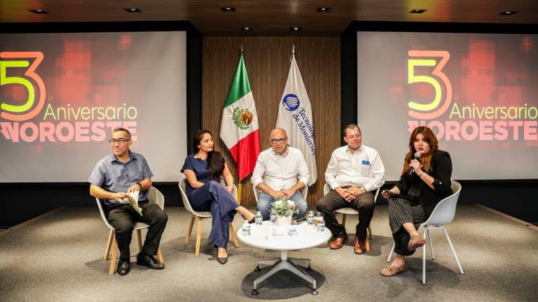 Los periodistas Gabriel Mercado, Janneth Aldecoa, Héctor Castro y José Alfredo Beltrán, compartieron sus experiencias durante el panel “¡De la tinta al pixel!”, moderado por Karen Bravo.