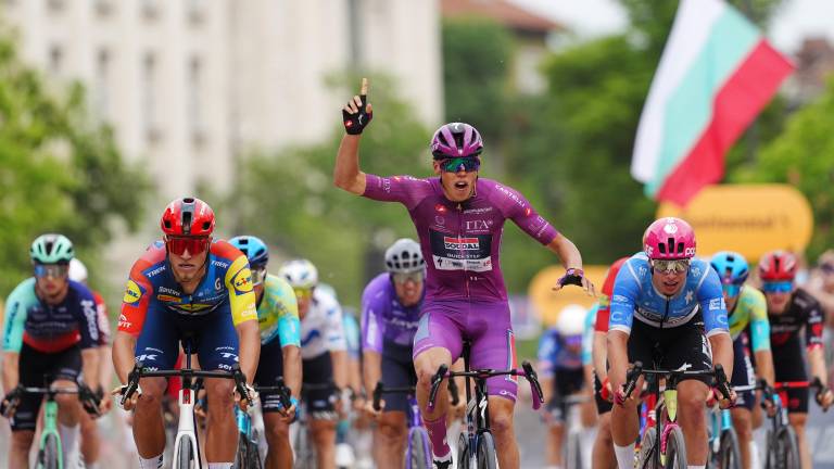 Paul Magnier gana con espectacular sprint.