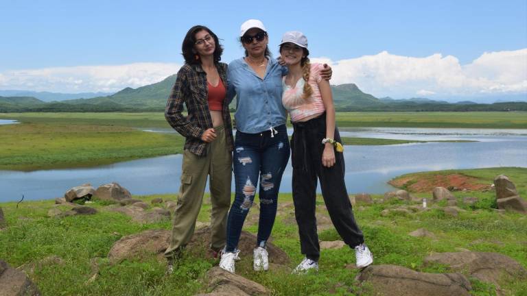 Alexandra Figueroa, Claudia Meza y Stephanía Figueroa.
