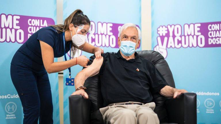 El Presidente Sebastián Piñera aprovechó el día en que la vacunación se abrió para todas las personas mayores de 55 años para recibir su cuarta dosis.