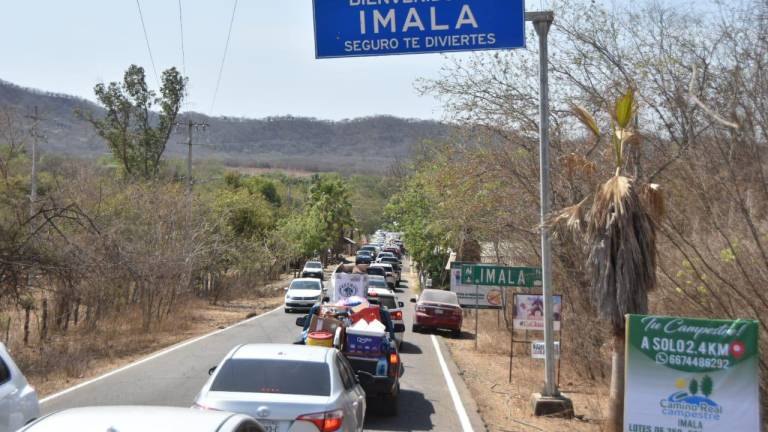 La carretera a Imala registra un fuerte congestionamiento este domingo debido al Festival del Globo Culiacán 2023, que se celebra en el espacio conocido como “Narnia”.
