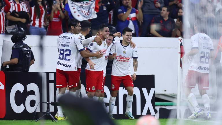 Eduardo Torres marcó el gol del triunfo de Chivas en el Clásico Tapatío.