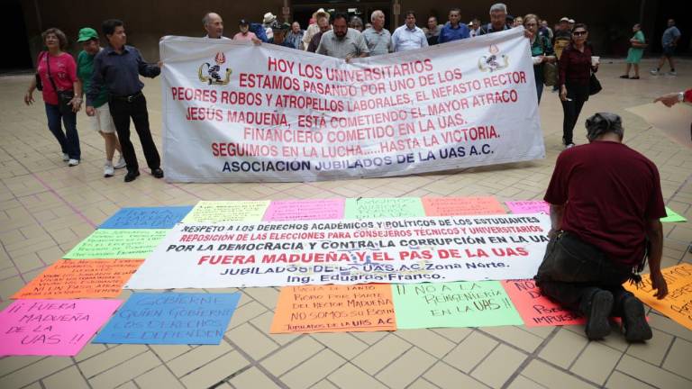 Personal jubilado de la UAS se manifiesta en Palacio de Gobierno contra la reingeniería financiera.