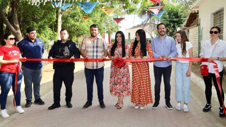 Corte de listón inaugural del “Callejón de los Pañuelos”, primer parador fotográfico en Elota, “Pueblo Señorial”.