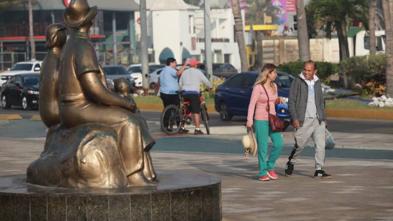 Las condiciones del clima en Mazatlán invitan a salir a dar un paseo por el malecón.